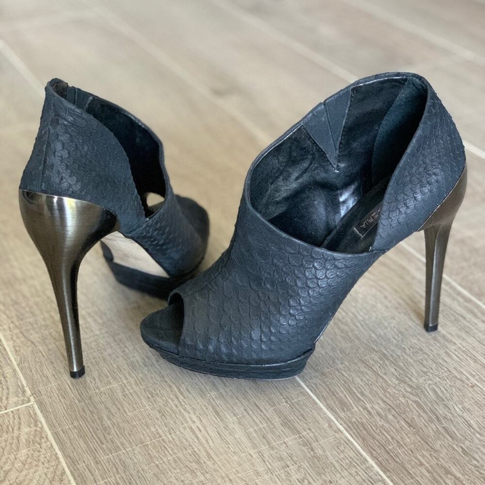 BCBG MAXAZRIA Women's Black Glazed Python Peep Toe Heel